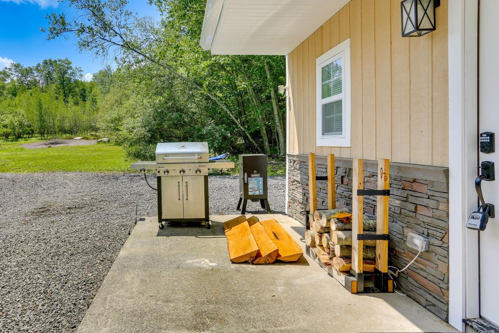 Secluded Poconos Cabin With Fire Pit On 75 Acres! East Stroudsburg Exterior foto