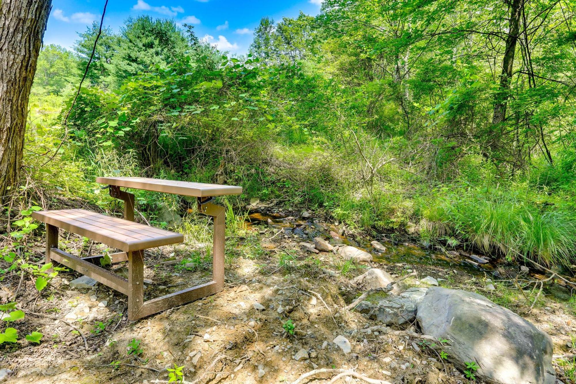 Secluded Poconos Cabin With Fire Pit On 75 Acres! East Stroudsburg Exterior foto